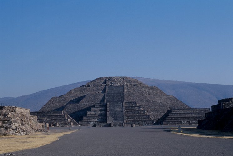 153-24.jpg - teotihuacan, mondpyramide